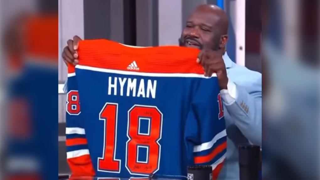 Zach Hyman gifts Oilers jersey to Shaquille O’Neal [Video]