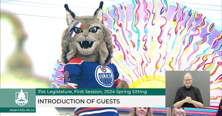 Edmonton Oilers mascot Hunter gets big laughs at Alberta legislature [Video]