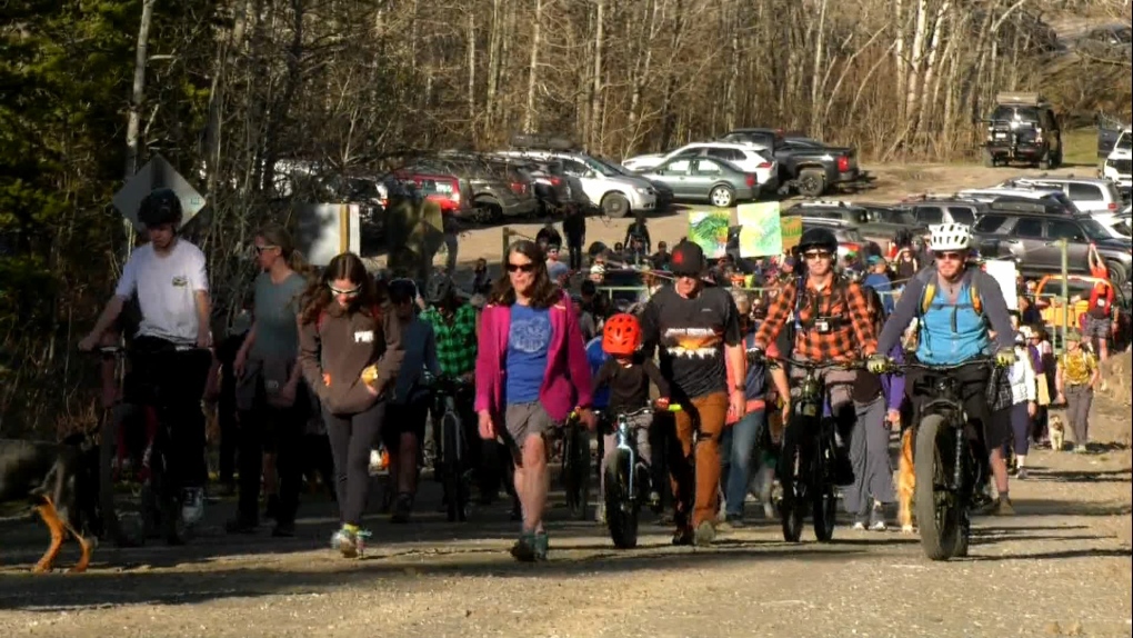 Hundreds journey up Moose Mountain to protest west Bragg Creek logging plan [Video]