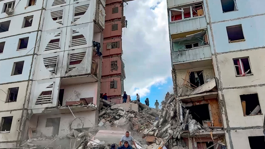 Russian apartment block collapses after heavy shelling [Video]
