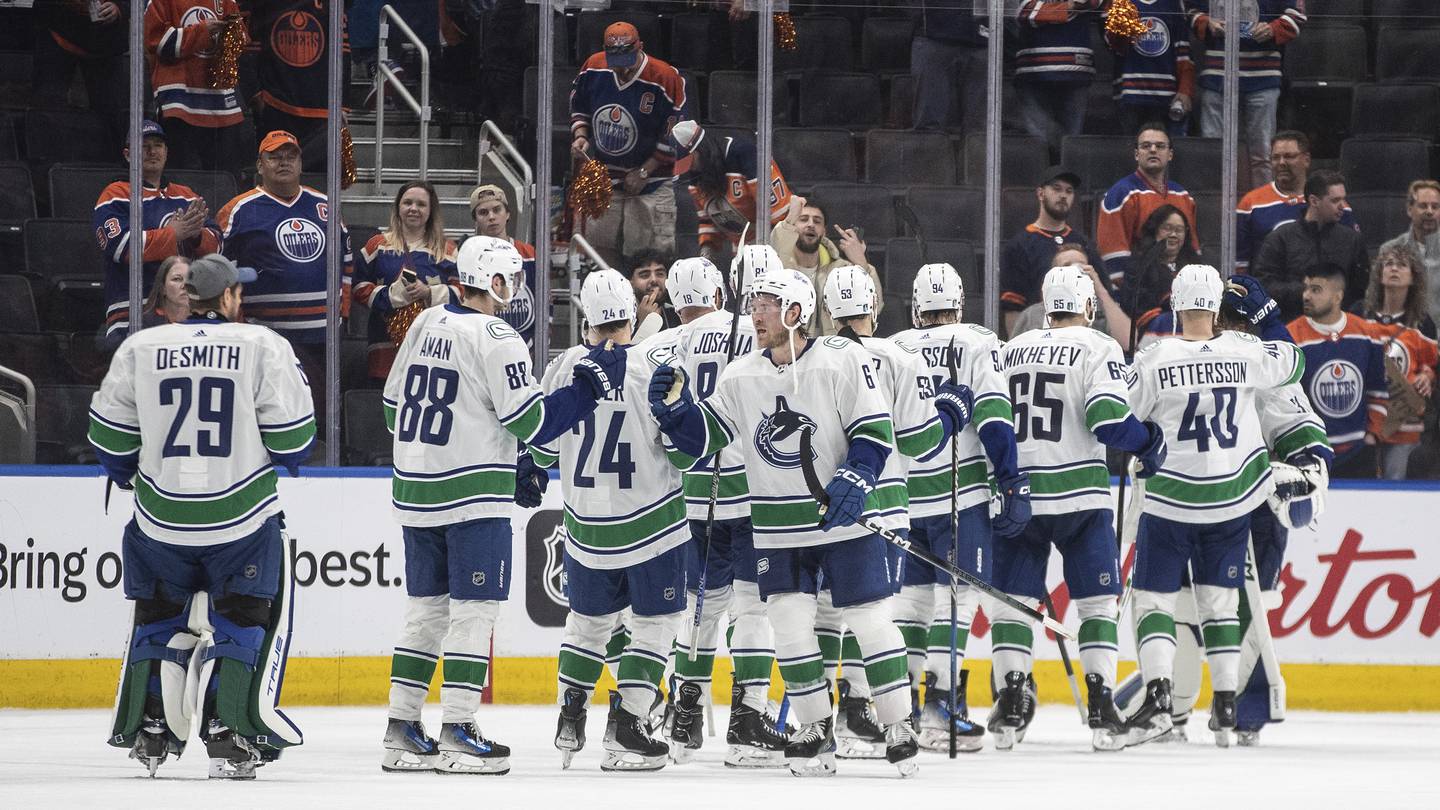 Boeser, Lindholm score 2 each as Canucks beat Oilers 4-3 to take 2-1 lead in West playoff series  WPXI [Video]