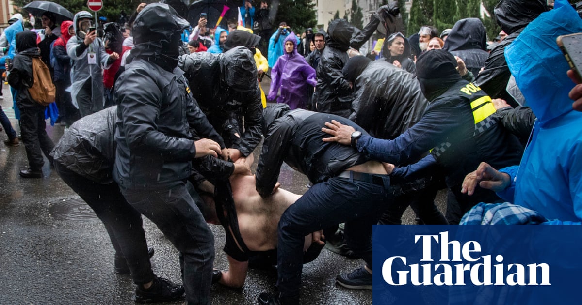 Georgia: clashes break out between police and protesters over 