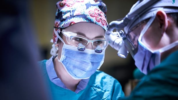 More female doctors in the operating room could improve patient outcomes: study [Video]