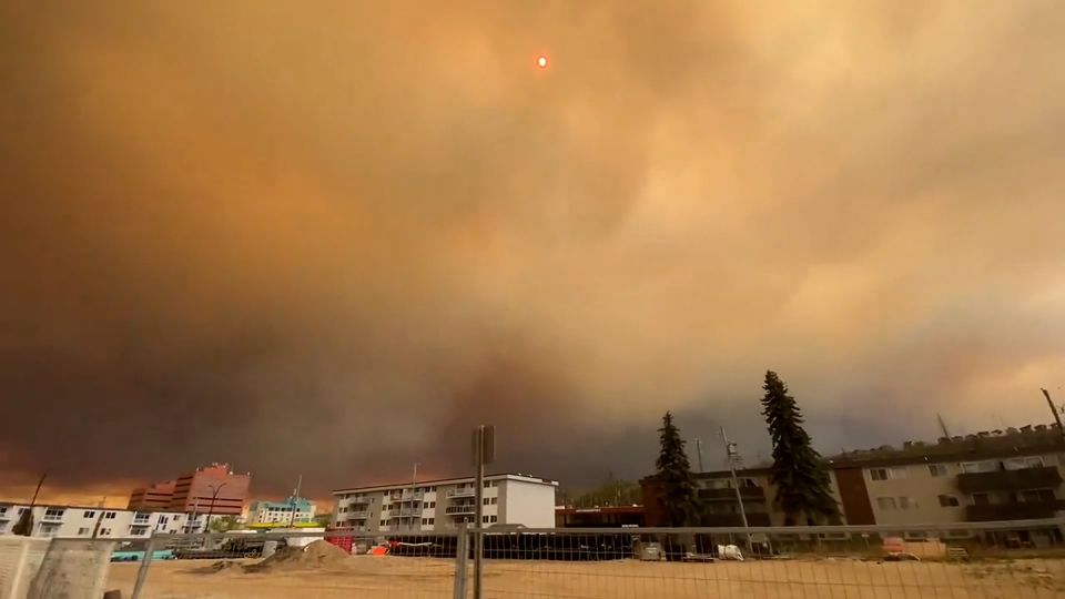 Unwieldy wildfires scorch Canada and threaten a community scarred by past catastrophe [Video]