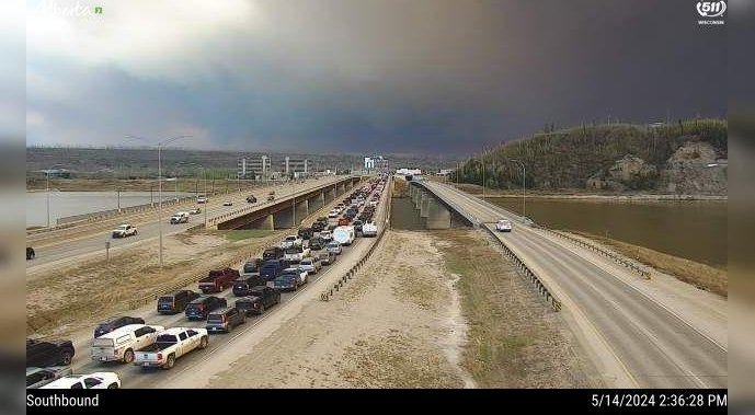Alberta explores alternative route out of Fort McMurray as wildfire forces residents to flee [Video]