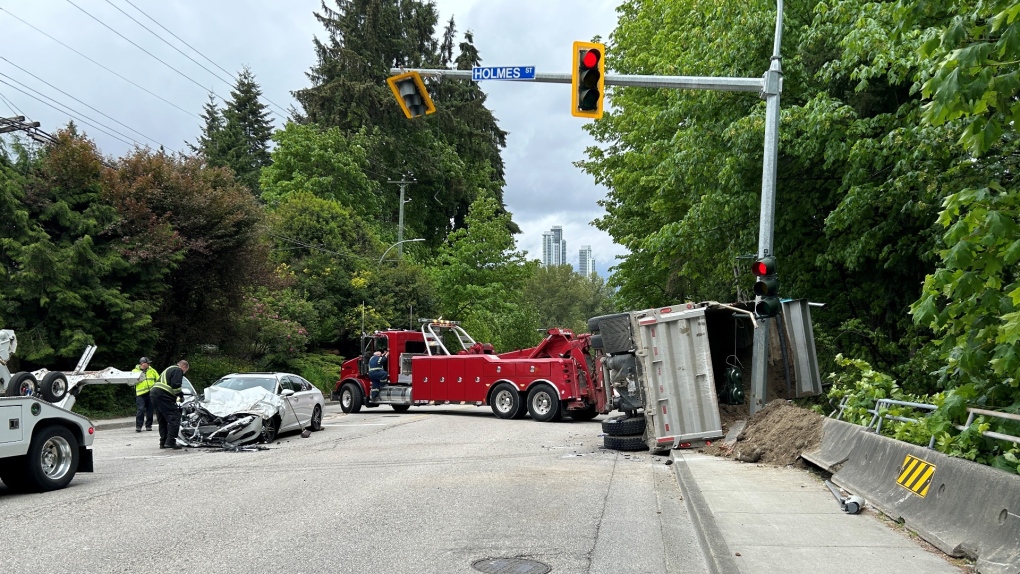2nd truck crash in 3 days at New Westminster intersection [Video]