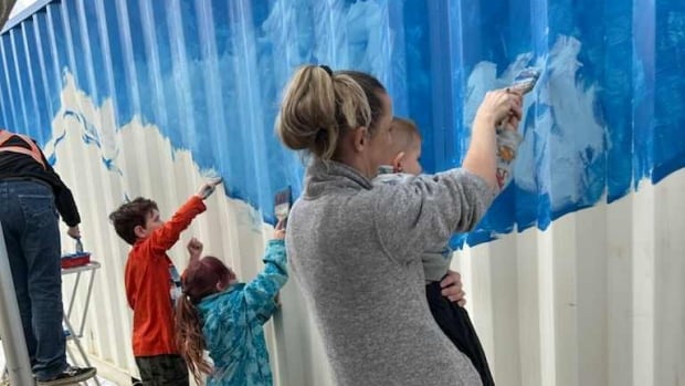 B.C. art teacher, students displaced by wildfire paint mural to thank host community [Video]