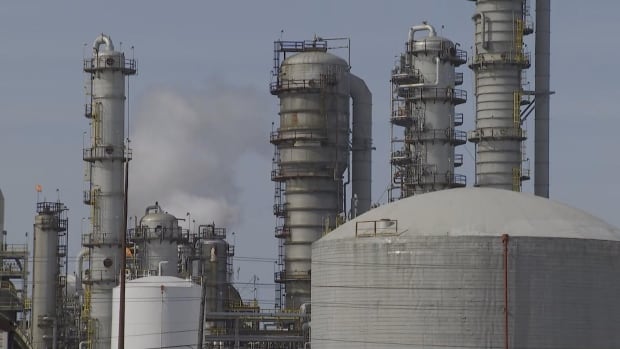 Federal government orders Sarnia, Ont., petrochemical industry to fix toxic emission leaks [Video]