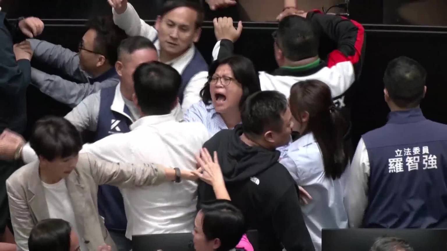Video: Taiwan lawmakers brawl over parliamentary reforms [Video]