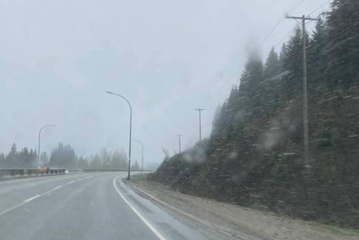 Small amount of snow continues to fall on Okanagan highways [Video]