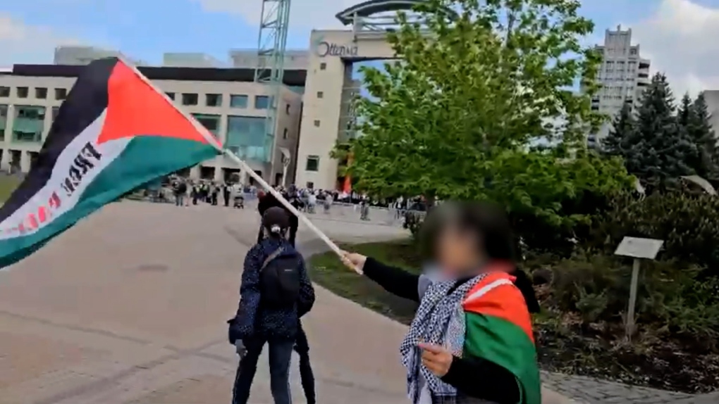 Israel-Hamas War: Ottawa woman says she no longer feels safe after hijab pulled at Israel flag raising [Video]