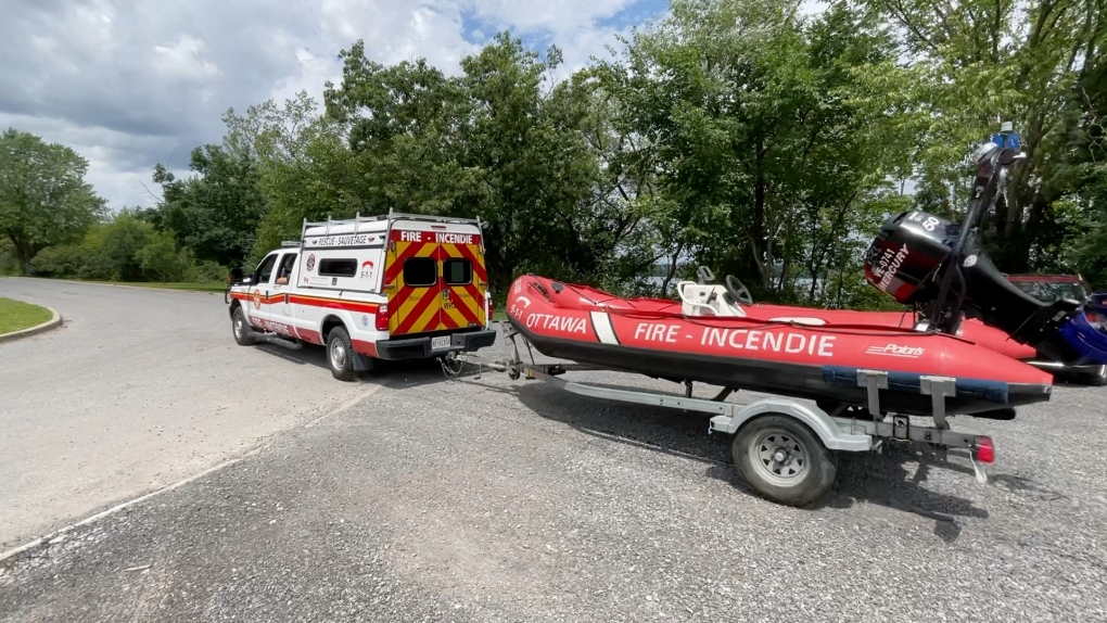 Water rescue teams safely bring kayaker, 3 boaters to shore on Ottawa River this weekend [Video]