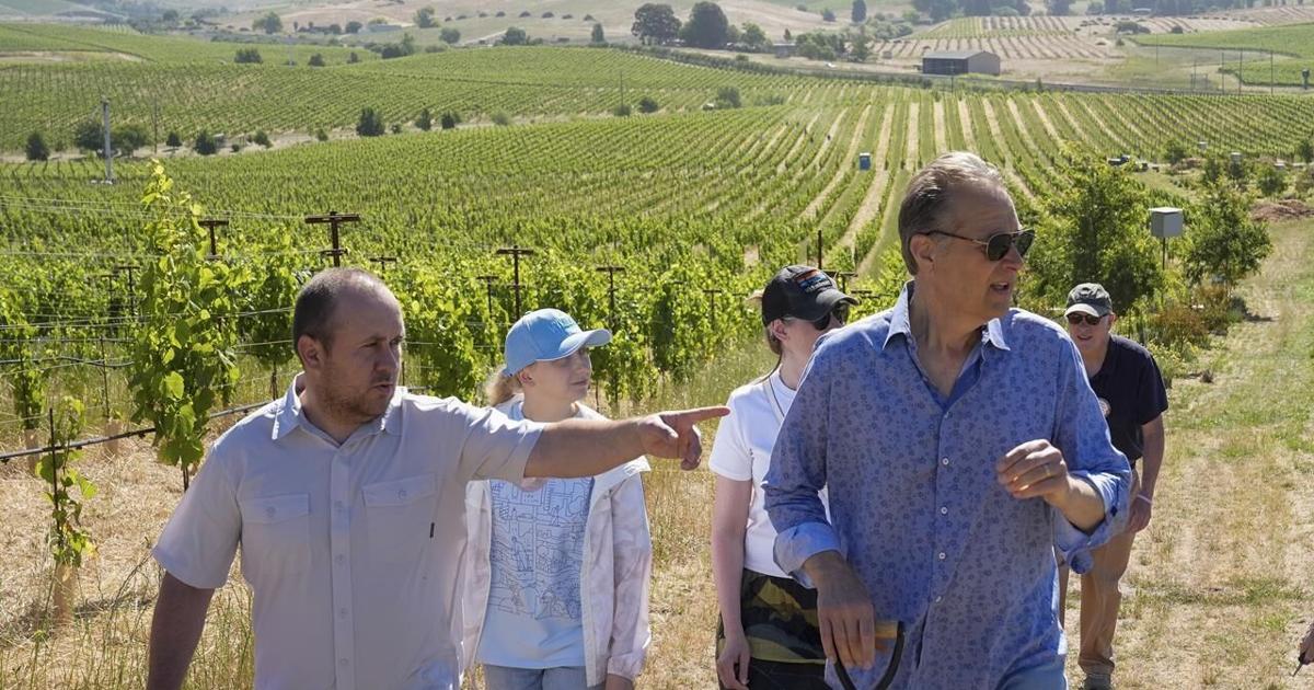 Ukrainian winemakers visit California
