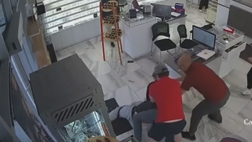 Ottawa store owner and customers make citizen’s arrest [Video]