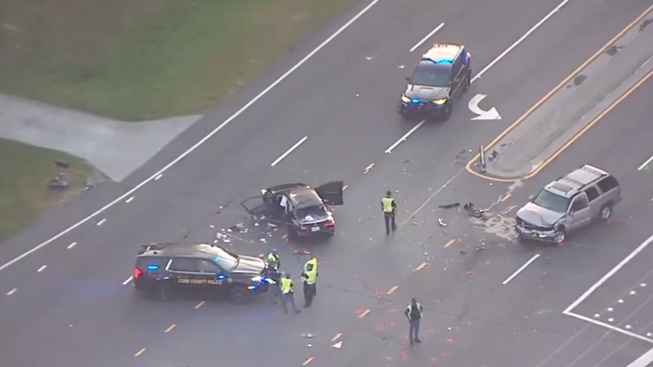 1 dead after early morning crash at Powder Springs intersection [Video]