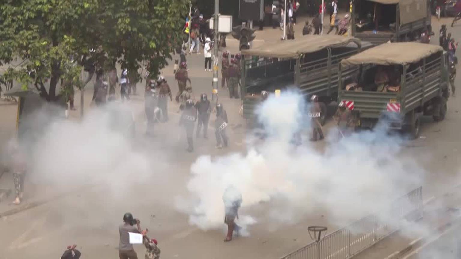 Video: Police in Kenya fire at protesters trying to storm parliament [Video]