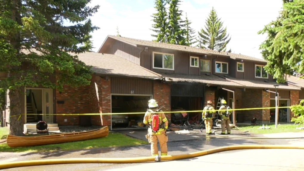 Calgary fire crews quickly extinguish garage fire [Video]
