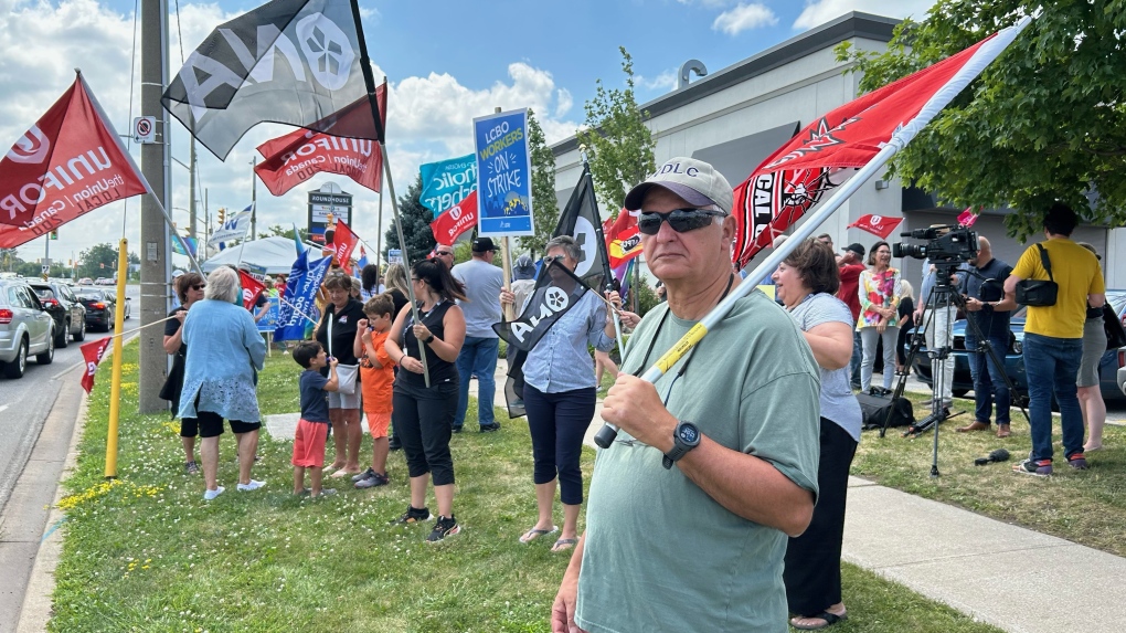 LCBO union leader visits Windsor during strike [Video]