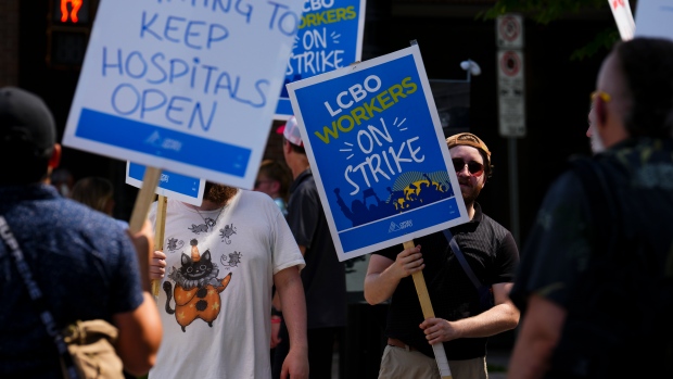 LCBO strike: Group wants grocers allowed to sell alcohol during work stoppage [Video]