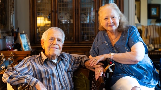 Retirement home darlings who found love through loss are tying the knot [Video]