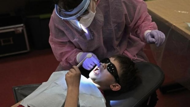 Denturists, dental hygienists, assistants back dental care plan despite dentists’ criticisms [Video]