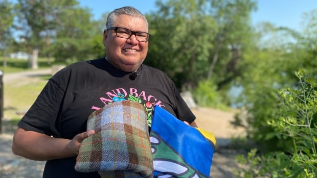 ‘Embrace all the beauty that makes up who you are’: Indigenous man and his mom trace roots in Scotland [Video]