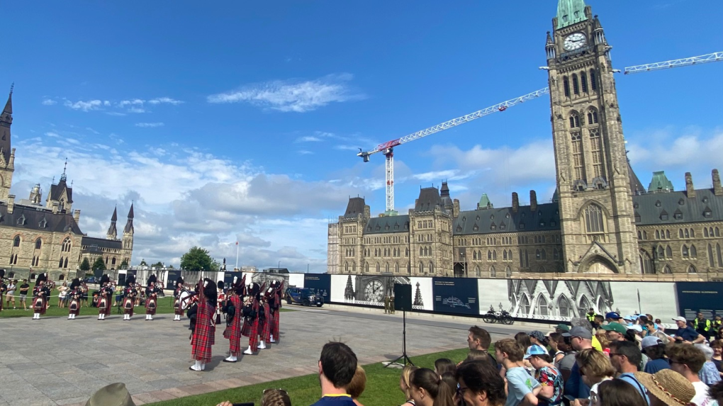 Visitors to Ottawa thrilled by Changing of the Guard tradition [Video]