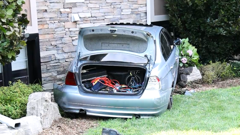 Etobicoke home hit by car; occupant fled on foot, police say [Video]