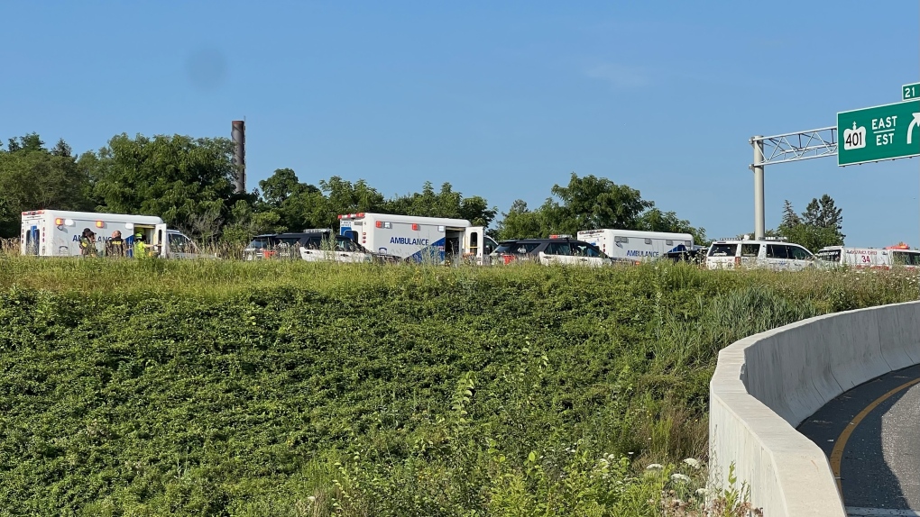 5 people taken to hospital after collision on Highway 400 [Video]