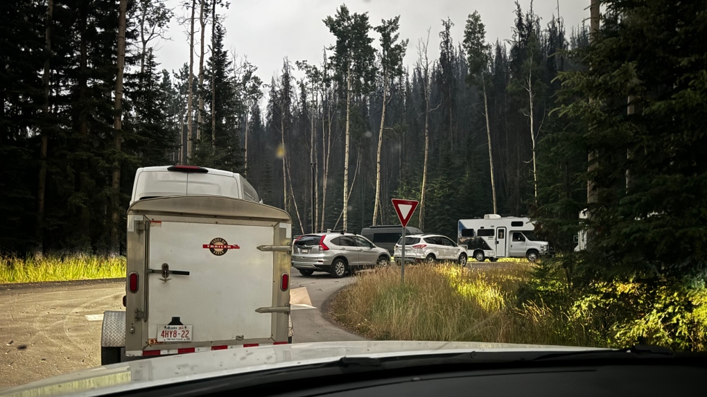 ‘Ash was raining down’: Saskatoon couple among thousands forced to flee Jasper [Video]