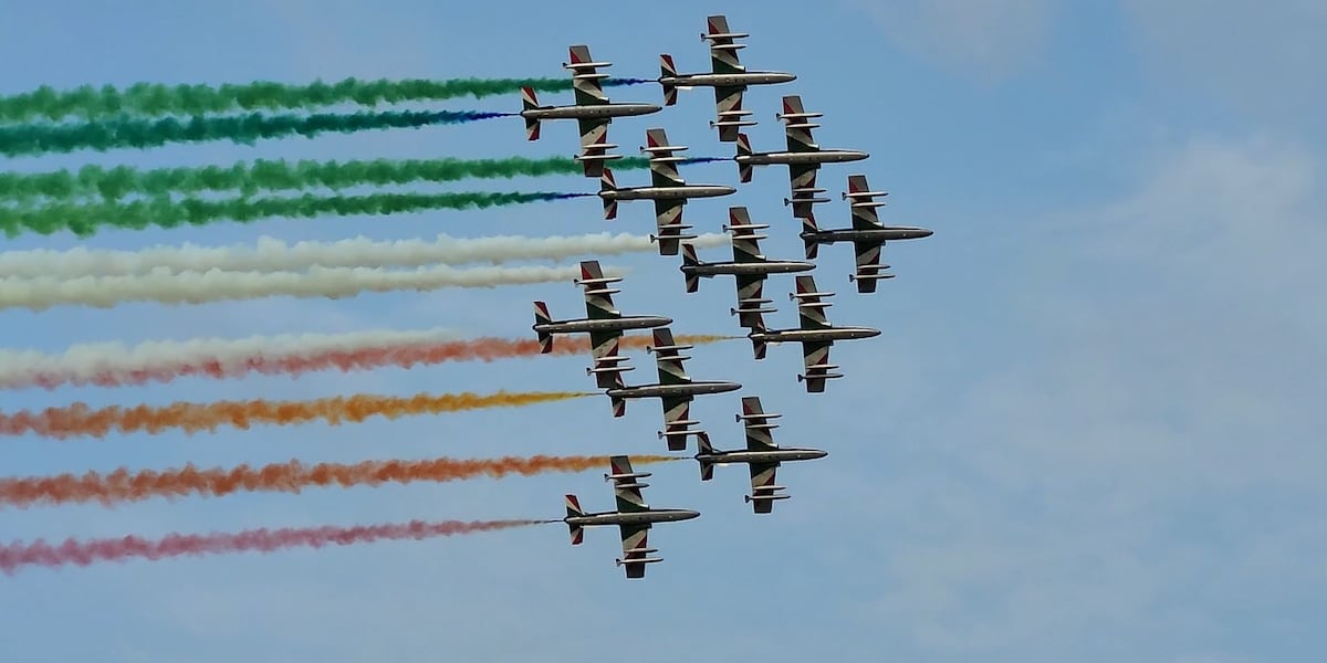 Aerobatic jet team from Italy performs at EAA AirVenture [Video]