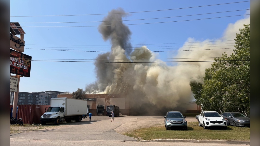 Saskatoon crews battle warehouse fire on Jasper Avenue [Video]