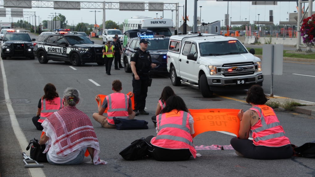 Environmental activists disrupt access to the Montreal airport again [Video]