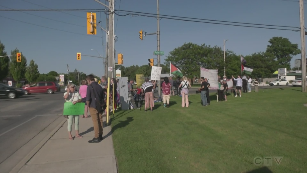 Pierre Poilievre greeted by protesters [Video]