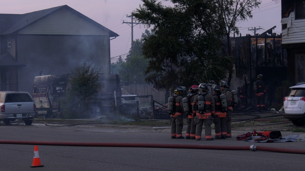 Saskatoon firefighters battle duplex fire in Sutherland [Video]