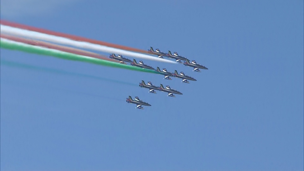 Italian Air Force performs Toronto flyover [Video]