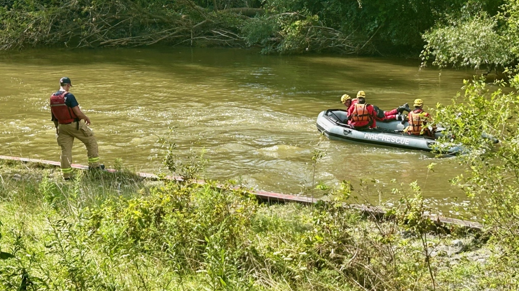 Searching for child in Thames River [Video]