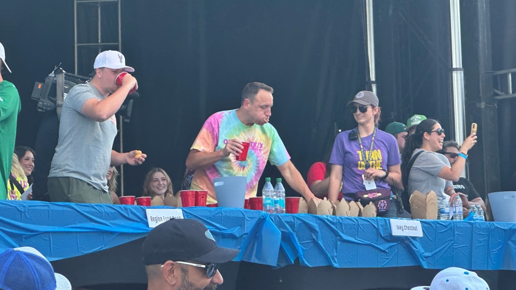 Joey Chestnut consumes more than 340 mini-donuts in Regina [Video]