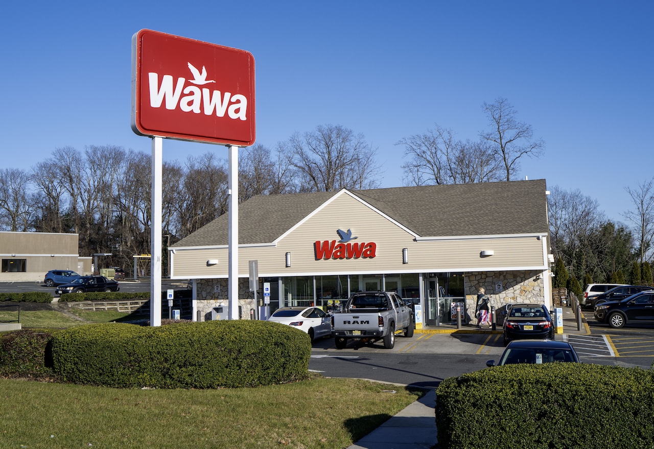 Hungry cars thieves caught when they stopped at Wawa for snacks, cops say [Video]