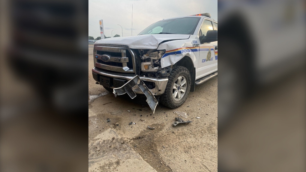 Saskatoon man in custody after RCMP vehicles rammed in Kindersley [Video]