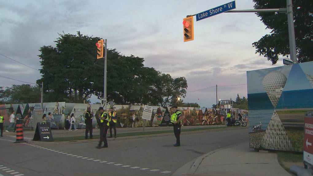 Toronto police officer struck in hit-and-run [Video]