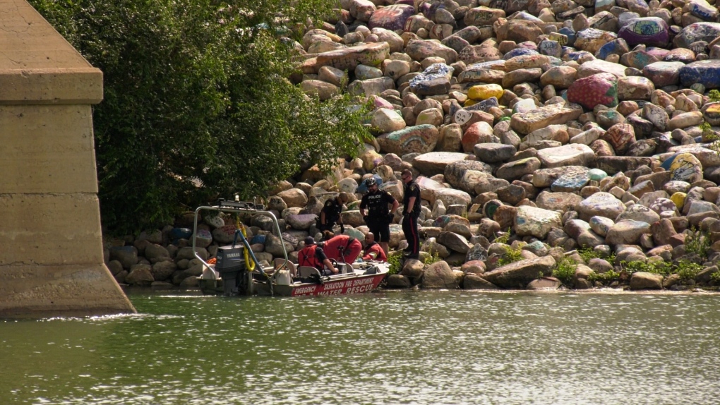 Saskatoon firefighters pull a body from the river [Video]