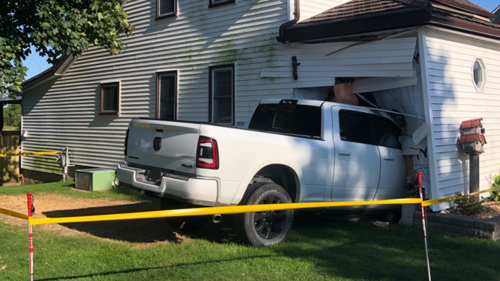 Pickup truck collides with Zurich residence [Video]