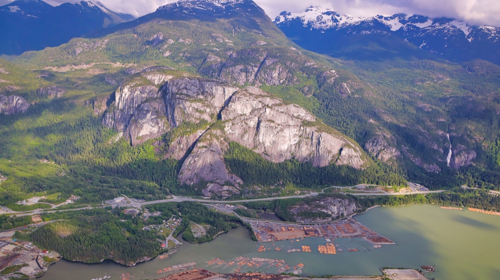 2 airlifted from Bullethead East climbing area in Squamish [Video]