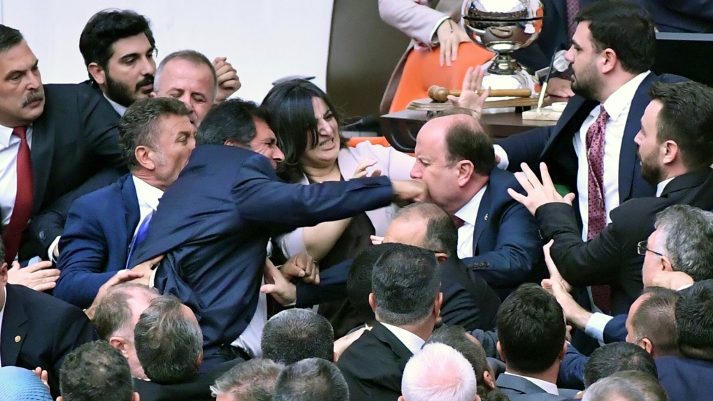 Turkiye: Brawl breaks out in parliament [Video]