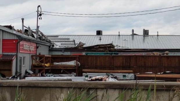 Tornado touches down in Ayr, Ont., causing heavy damage to business, fire chief says [Video]