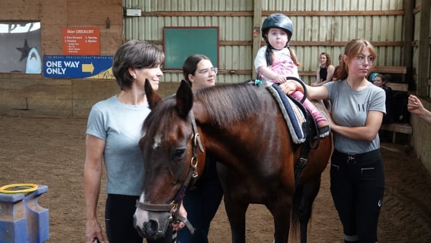 How horseback riding helps this 3-year-old deal with a rare genetic disorder [Video]