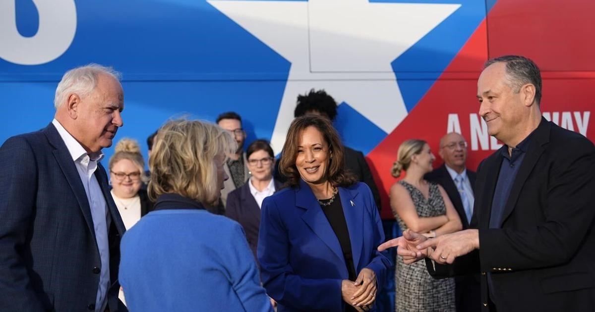 Kamala Harris makes surprise appearance on first night of Democratic convention [Video]