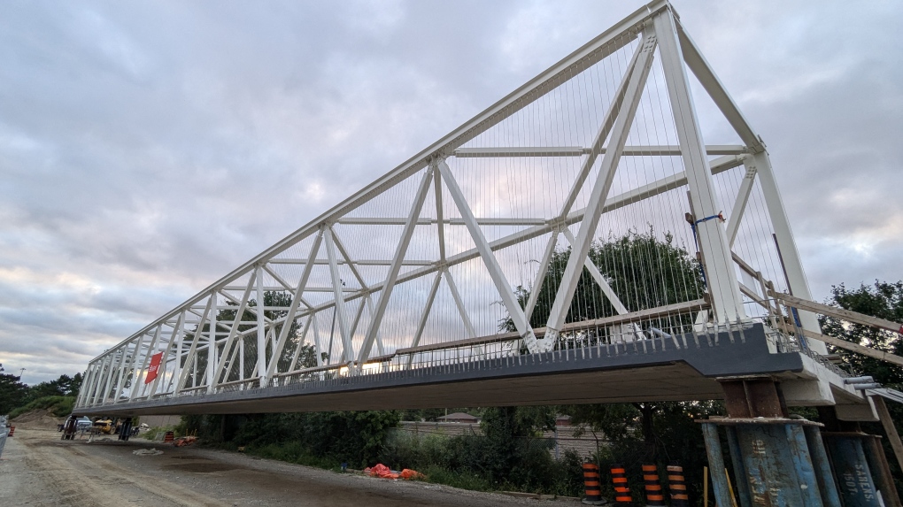 ‘Significant delays’ expected this weekend as parts of Hwy. 7/8 close for pedestrian bridge installation [Video]