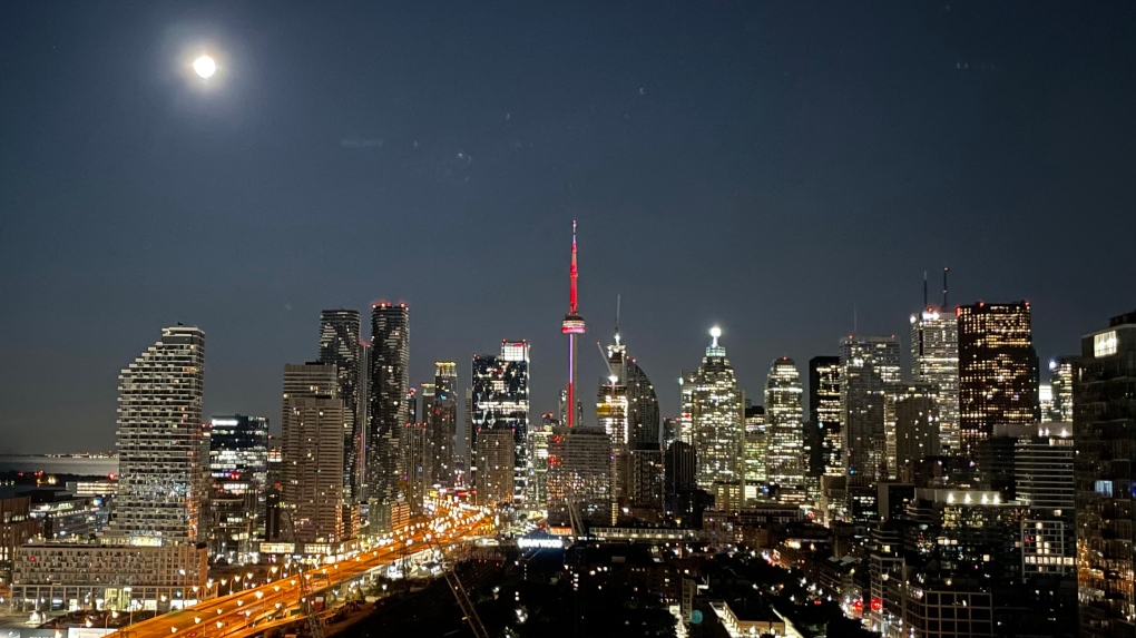 In photos: Super blue moon seen over Ontario skies [Video]